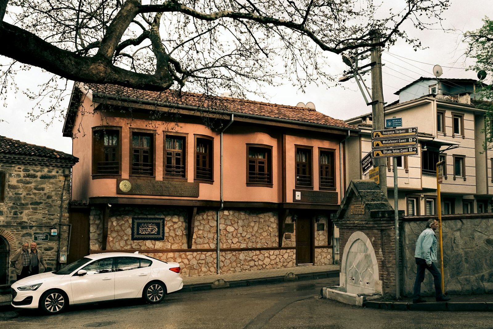 Bursa tarihi merkezinde geleneksel yapılar ve sokak