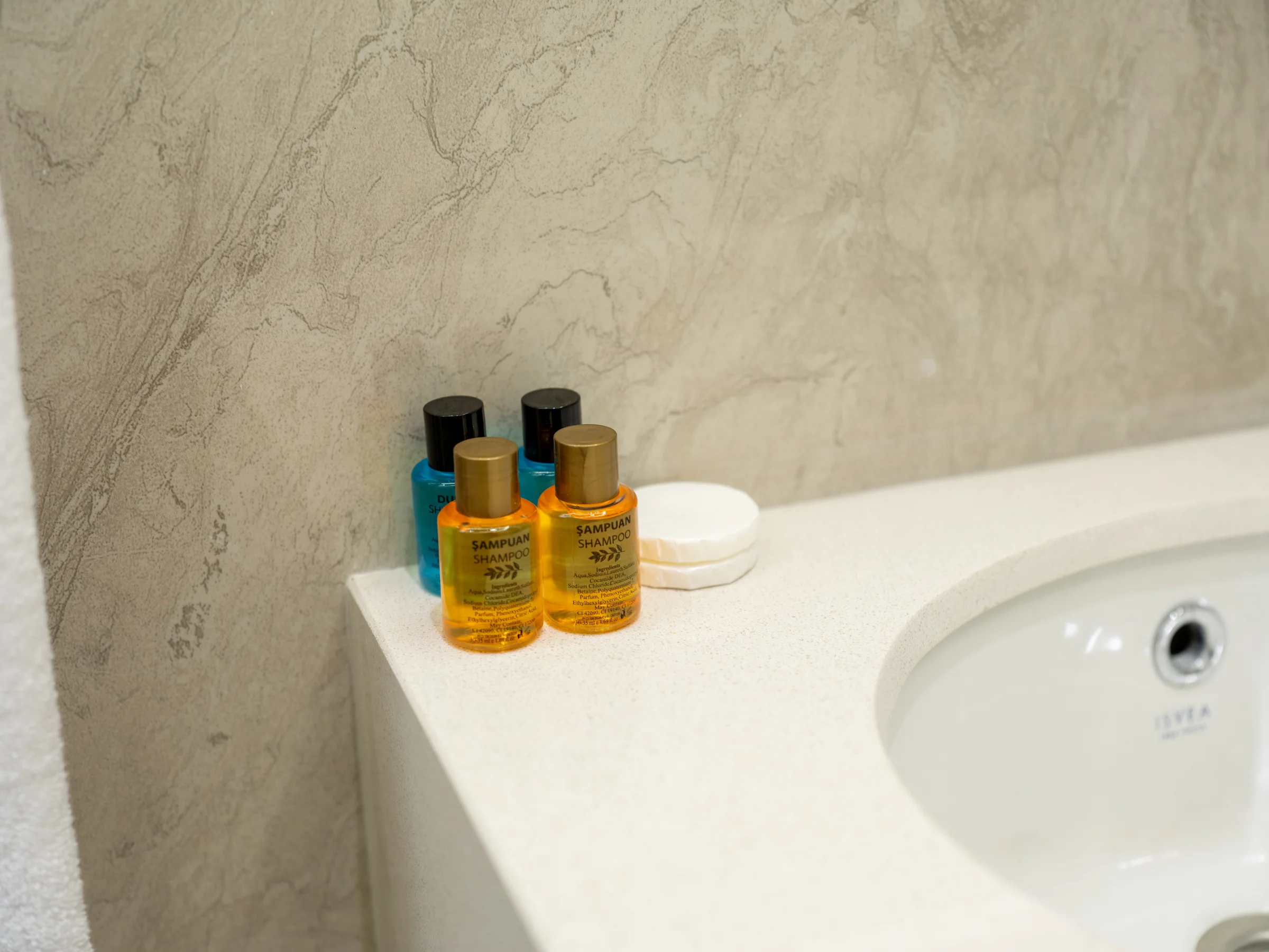 Banyo tezgâhında otel bakım ürünleri