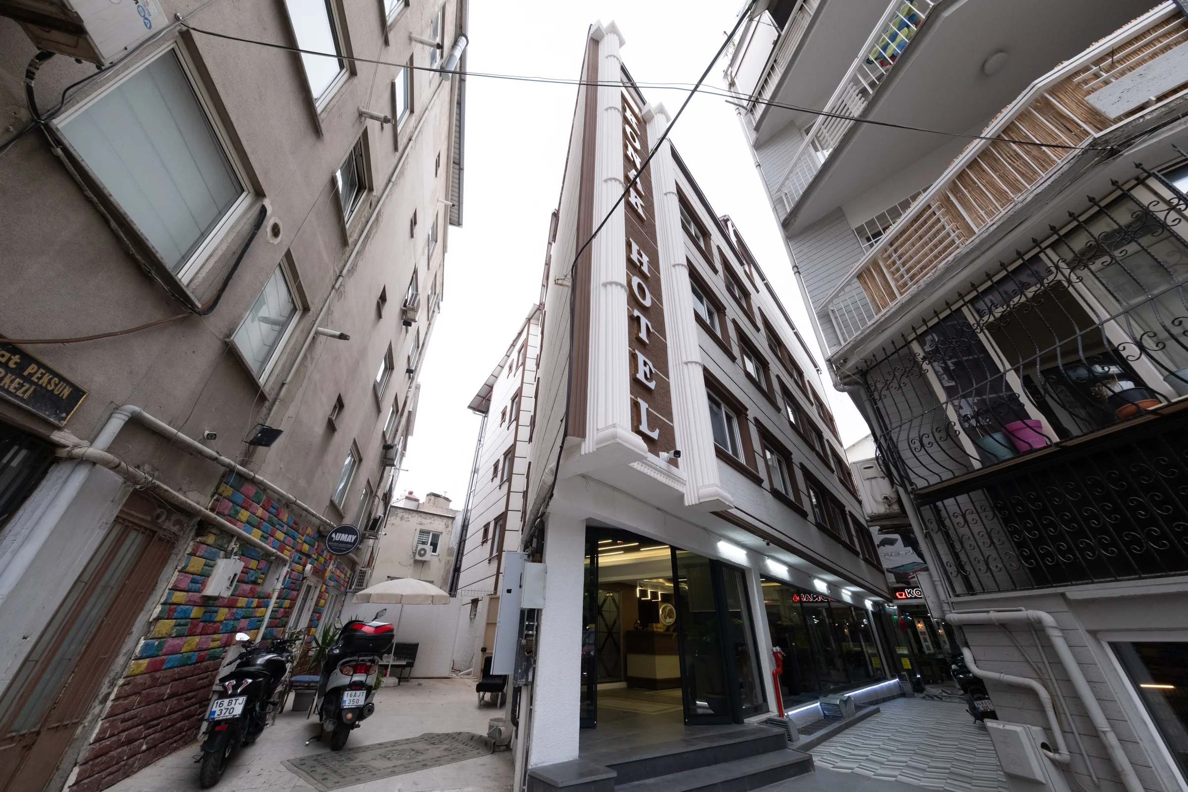 Bursa Konak Hotel'in sokak üzerindeki dış görünümü