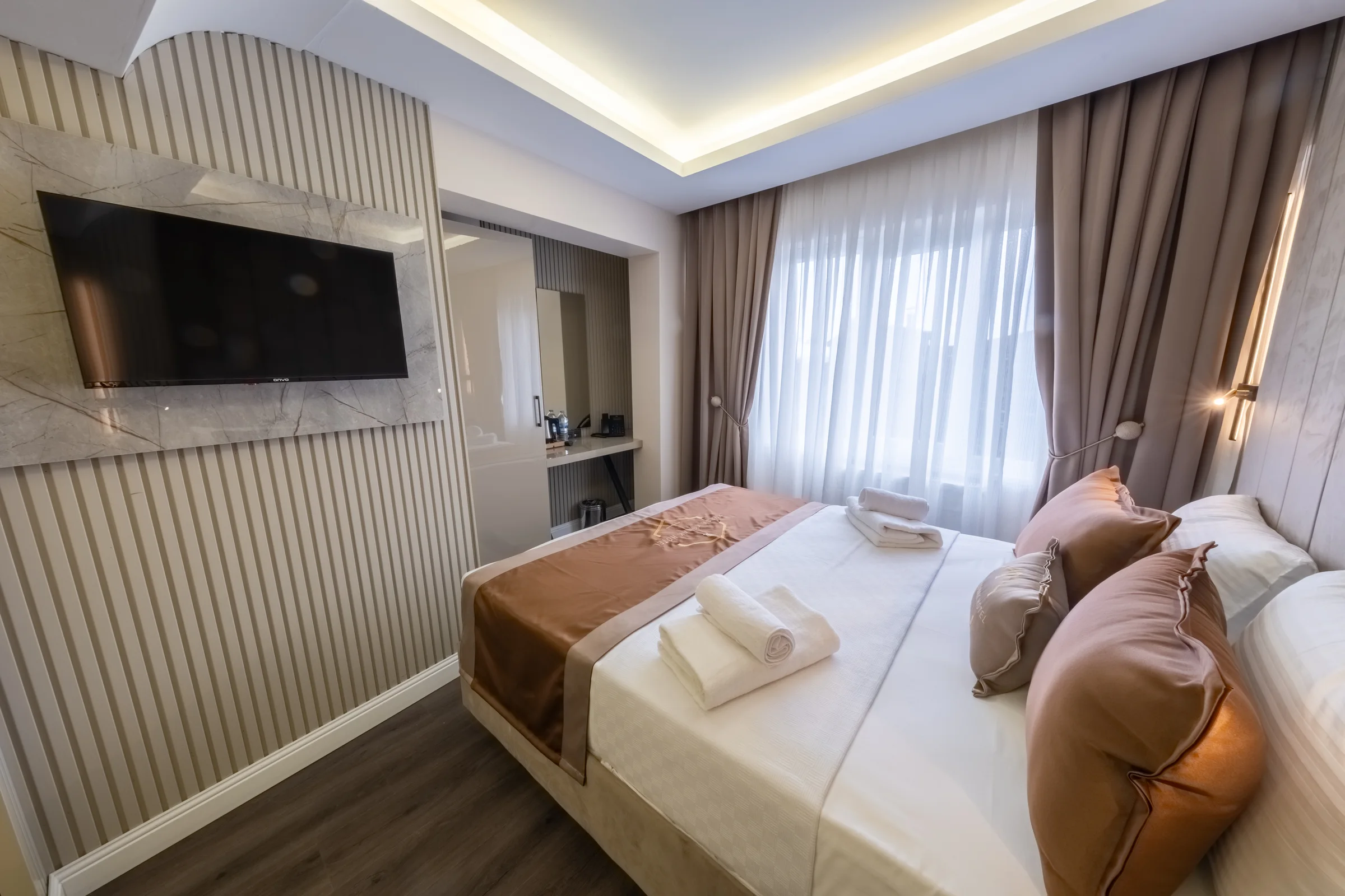 Double odada yatak, pencere ve televizyon alanı