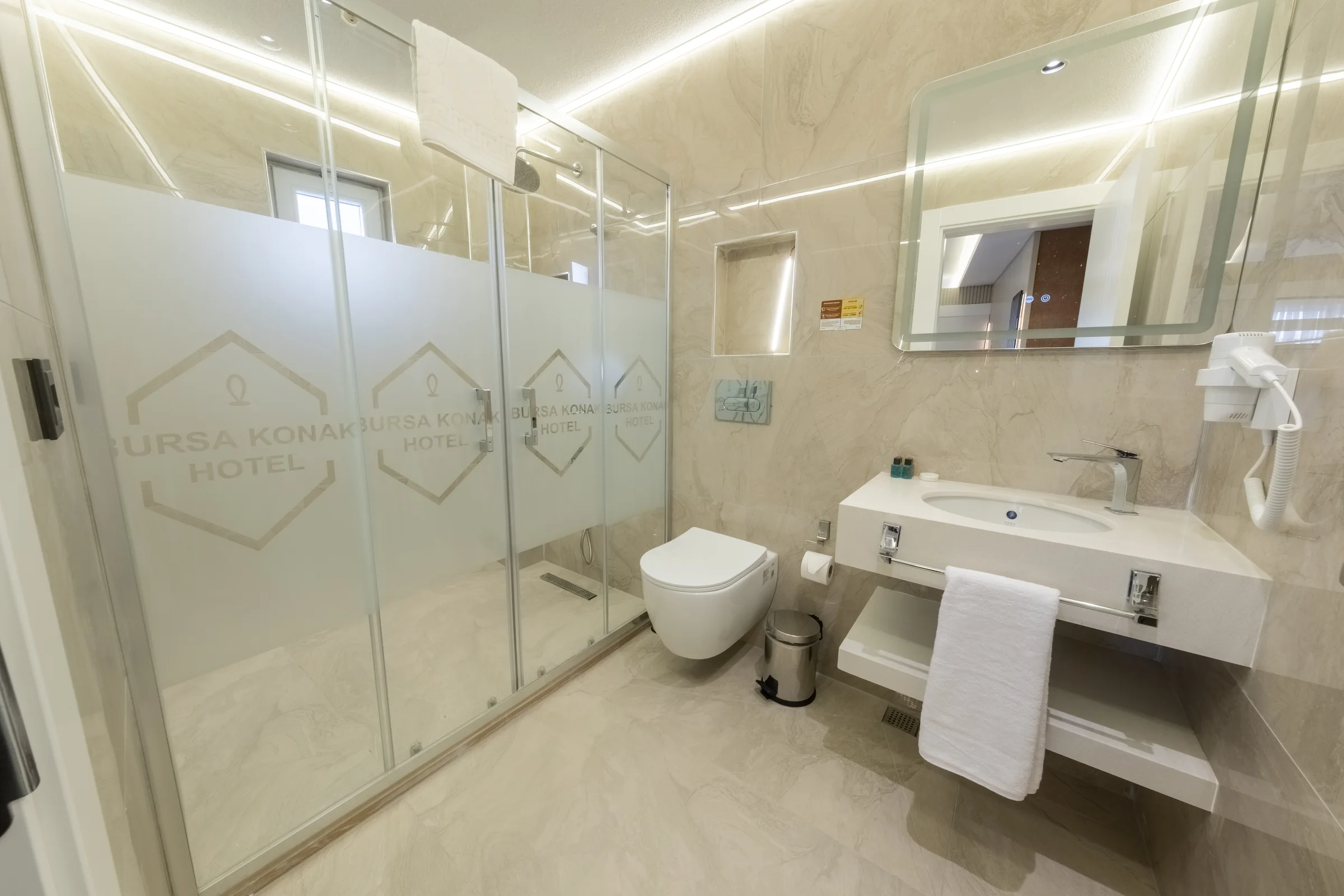Family oda banyosunda geniş duş alanı ve lavabo
