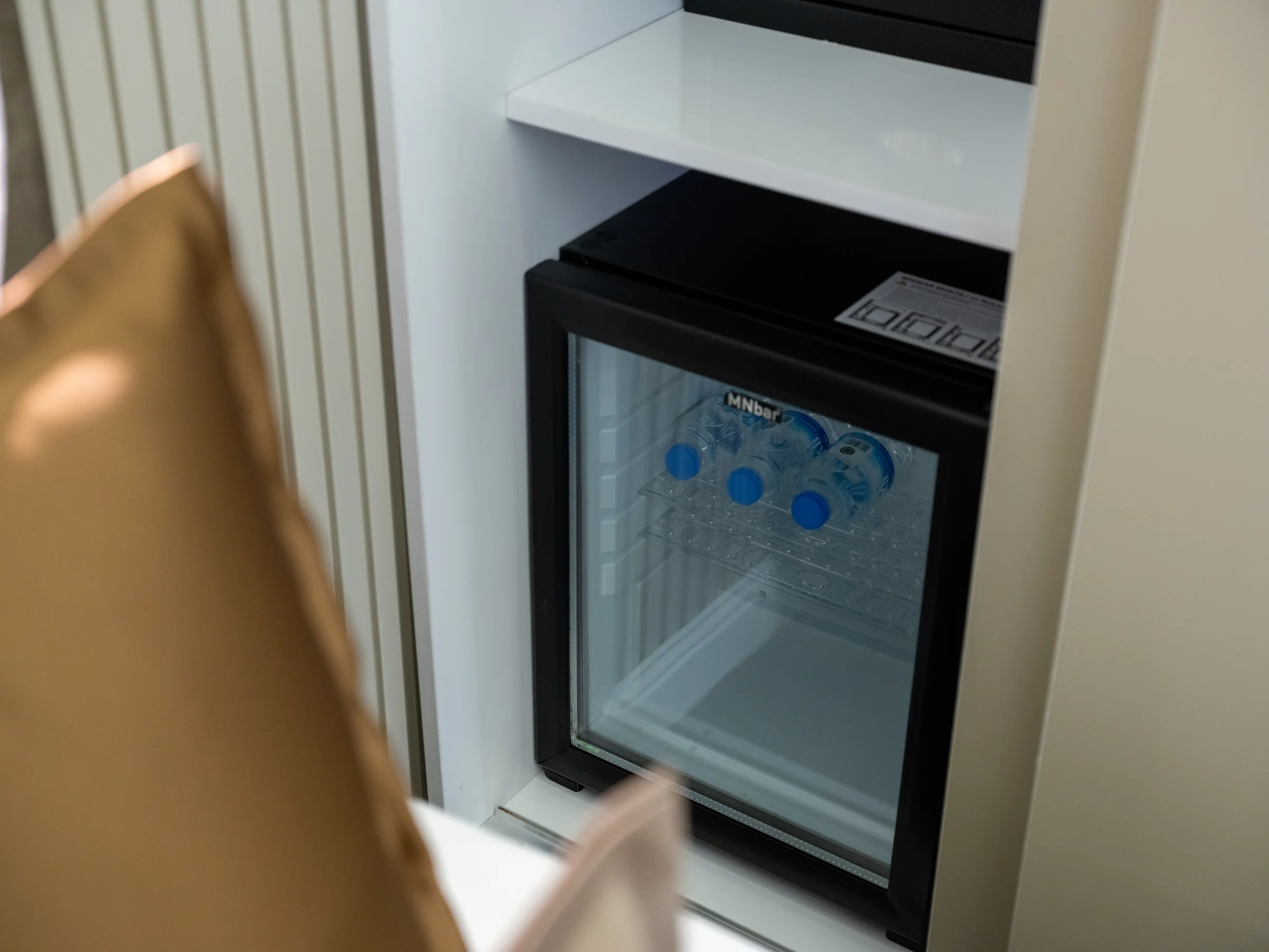 Odada minibar detayı