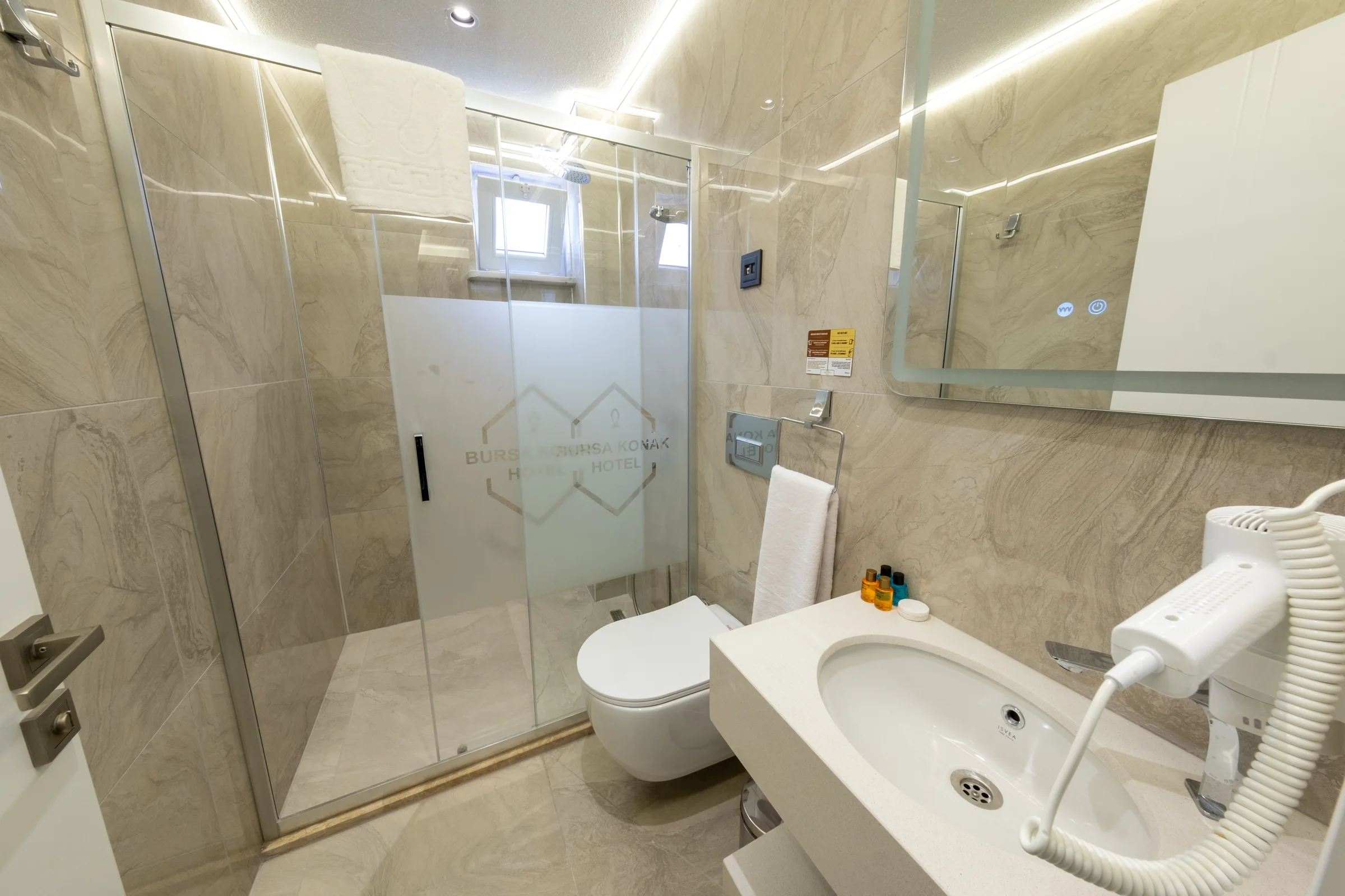 Oda banyosunda duşakabin, lavabo ve ayna
