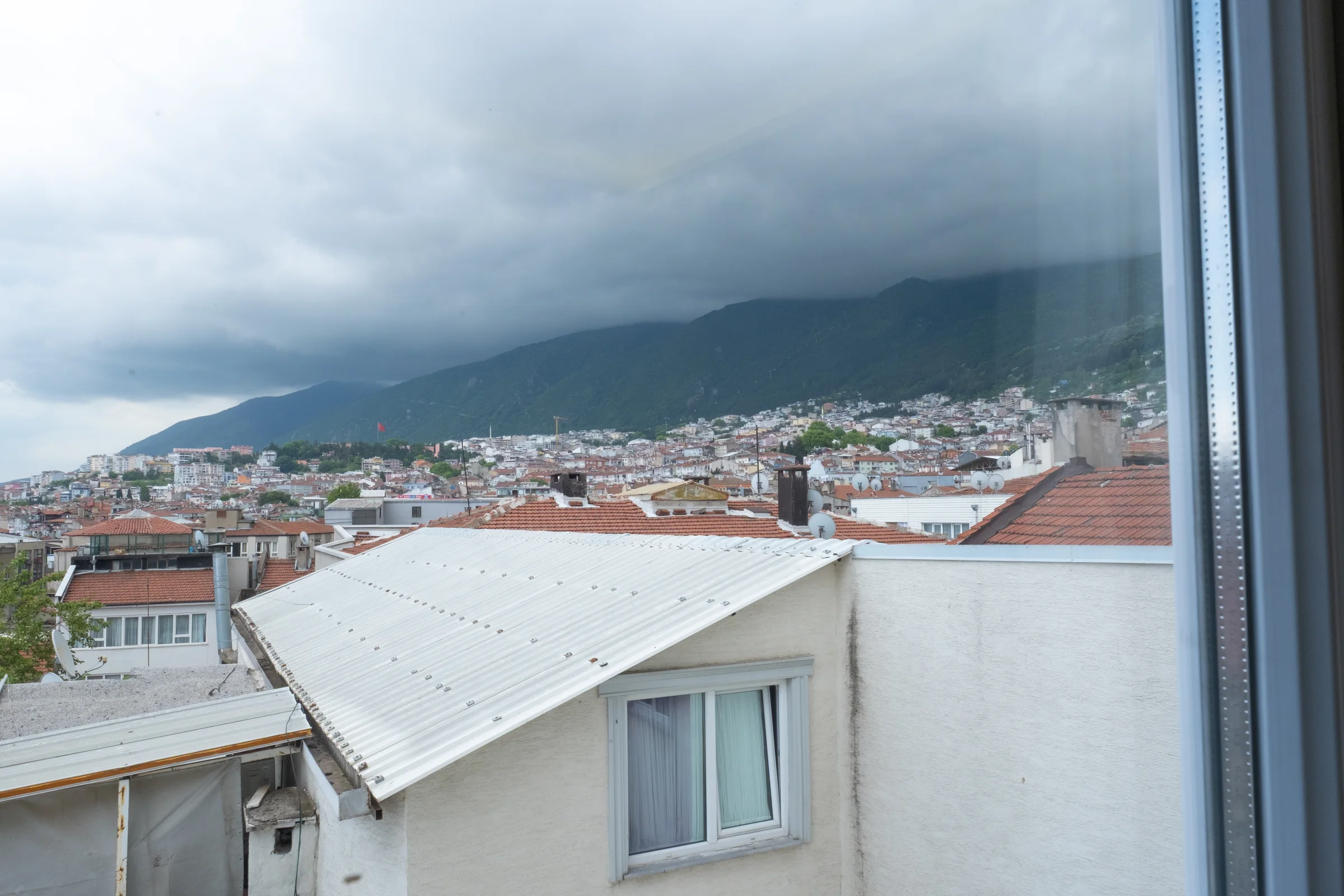 Oda penceresinden Bursa şehir ve Uludağ görünümü