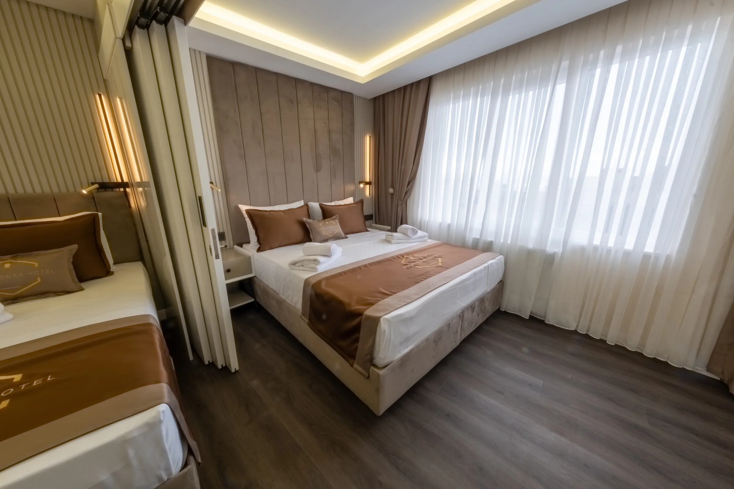 Quadruple odada yataklar ve geniş pencere