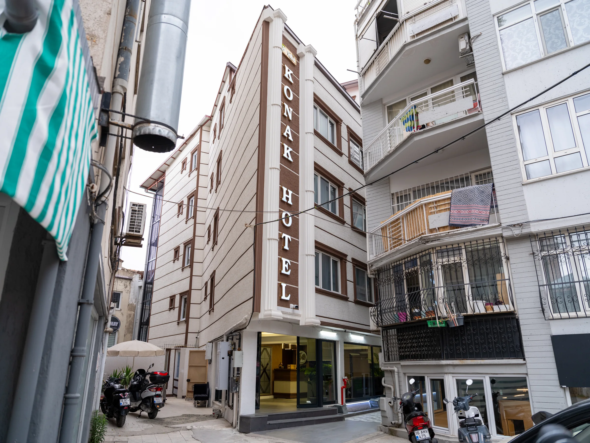 Bursa Konak Hotel'in sokaktan görünen dış cephesi