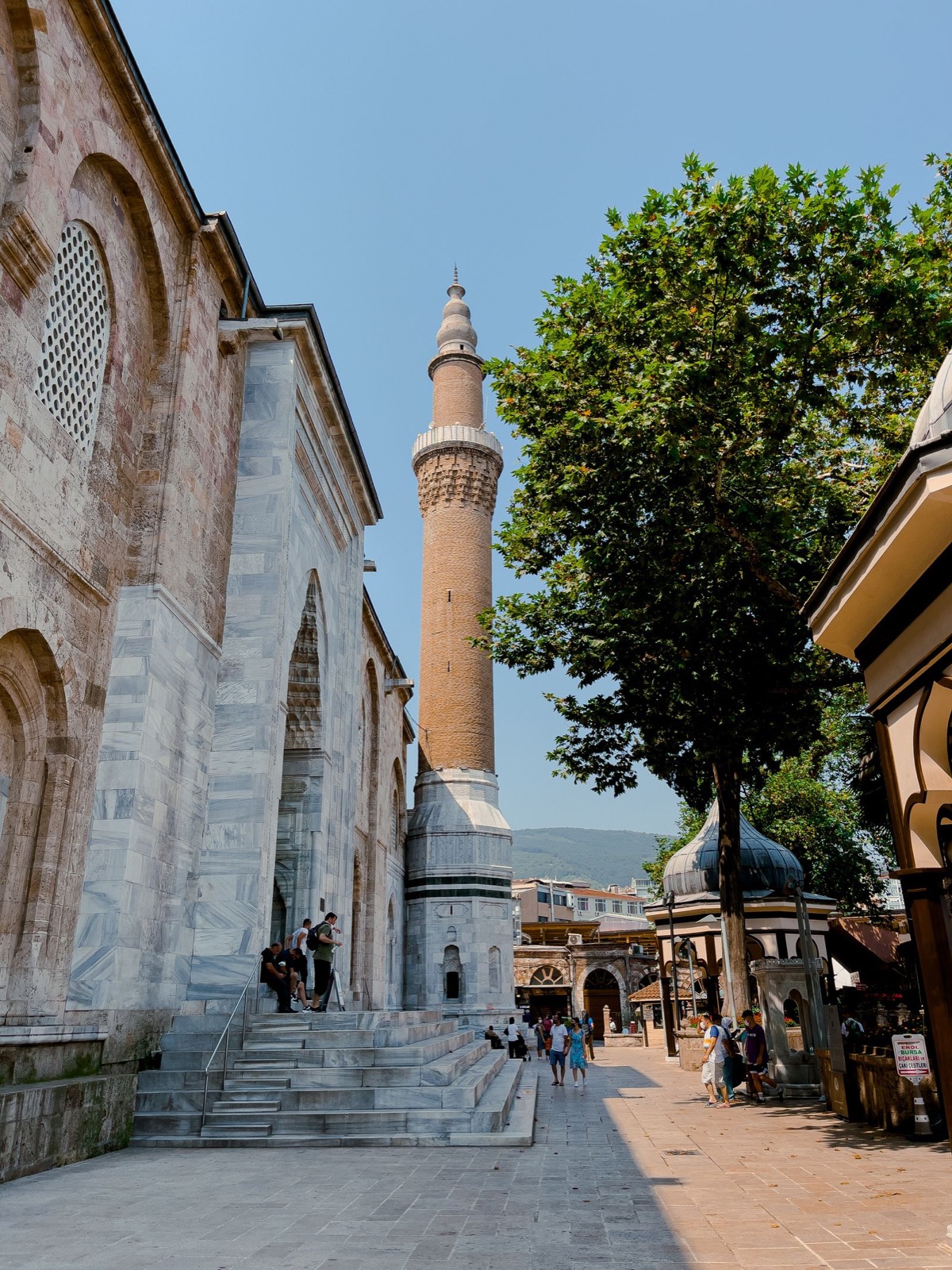 Bursa Ulu Cami'nin avludan görünen taş cephesi ve minaresi