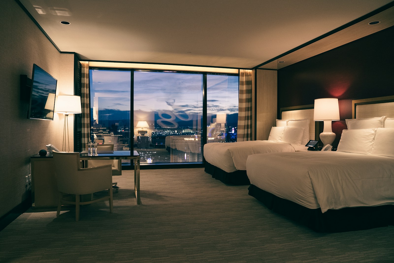 Şehir manzaralı iki yataklı geniş otel odası